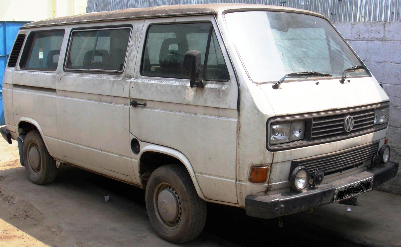 Старенький микроавтобус Volkswagen