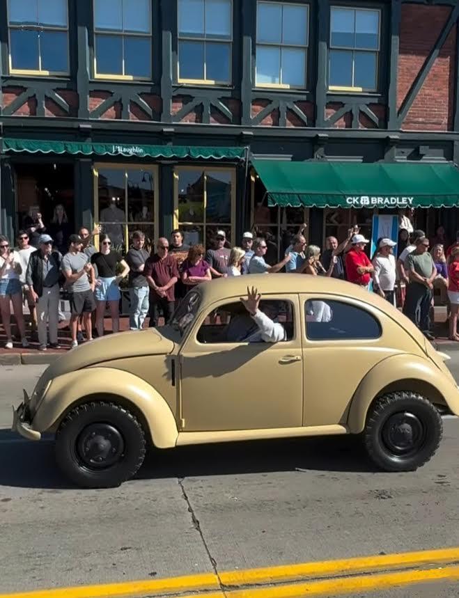 Image may have been reduced in size. Click image to view fullscreen.