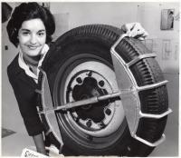 Metal device to be applied to automobile wheels for icy roads driving