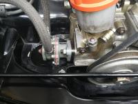 Tightening the rear nut of the petrol pump of a 356 SC