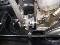 Tightening the rear nut of the petrol pump of a 356 SC