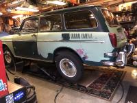 Squareback swing axle
