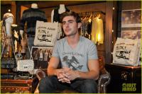 Zac Efron and a Bay Window tote bag